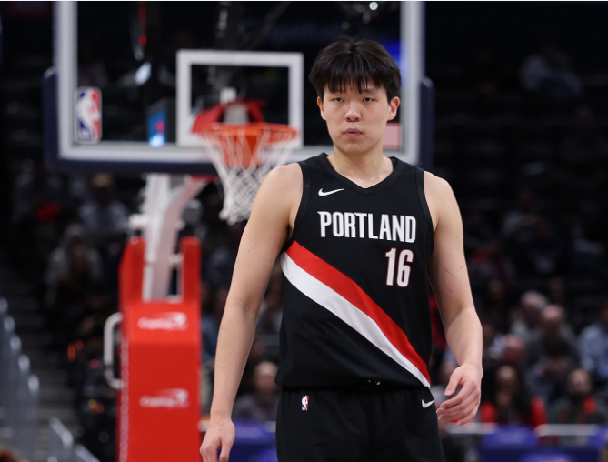 天博体育app下载-杨瀚森NBA生涯季后赛首胜：全场遭弃用躺赢 回主场后能否登场？